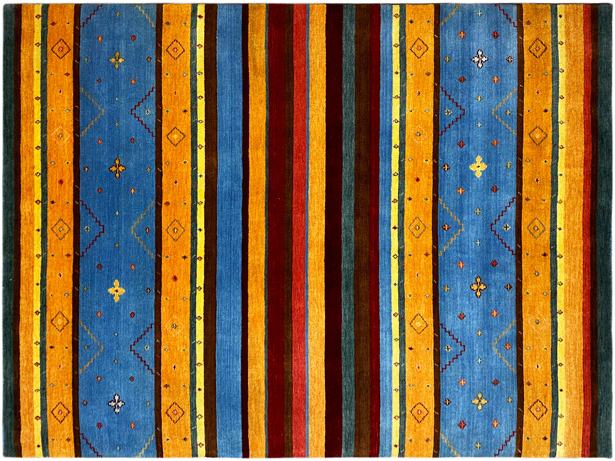 Loom Luri Teppich: rechteckiges Muster mit breiten Streifen in Blau, Orange, Rot und Gelb.