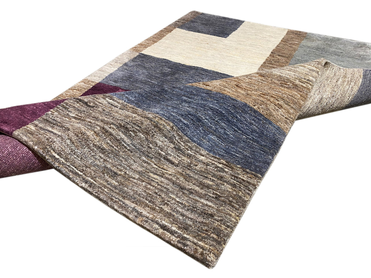 Gabbeh-Teppich in aufgeklappter Ansicht mit Schachbrett-Optik in Beige und Blau
