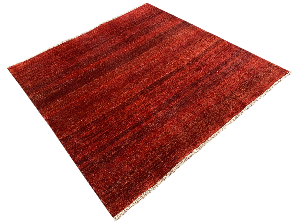 Roter Gabbeh-Teppich mit melierter Oberfläche, diagonale Ansicht, dünne Webkante