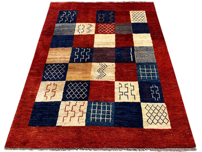Gabbeh-Teppich (194x140 cm) von oben: rote Einfassung, blaue und creme Musterblöcke