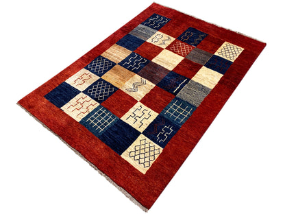 Gabbeh-Teppich (194x140 cm) schrägansicht: rote Fläche mit quadratischen Musterfeldern