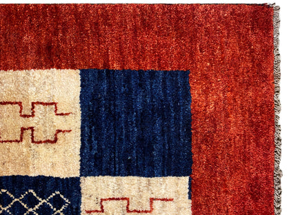 Gabbeh-Teppich (194x140 cm) Detail: roter Flor mit eingefasstem Streifen und Randfranse