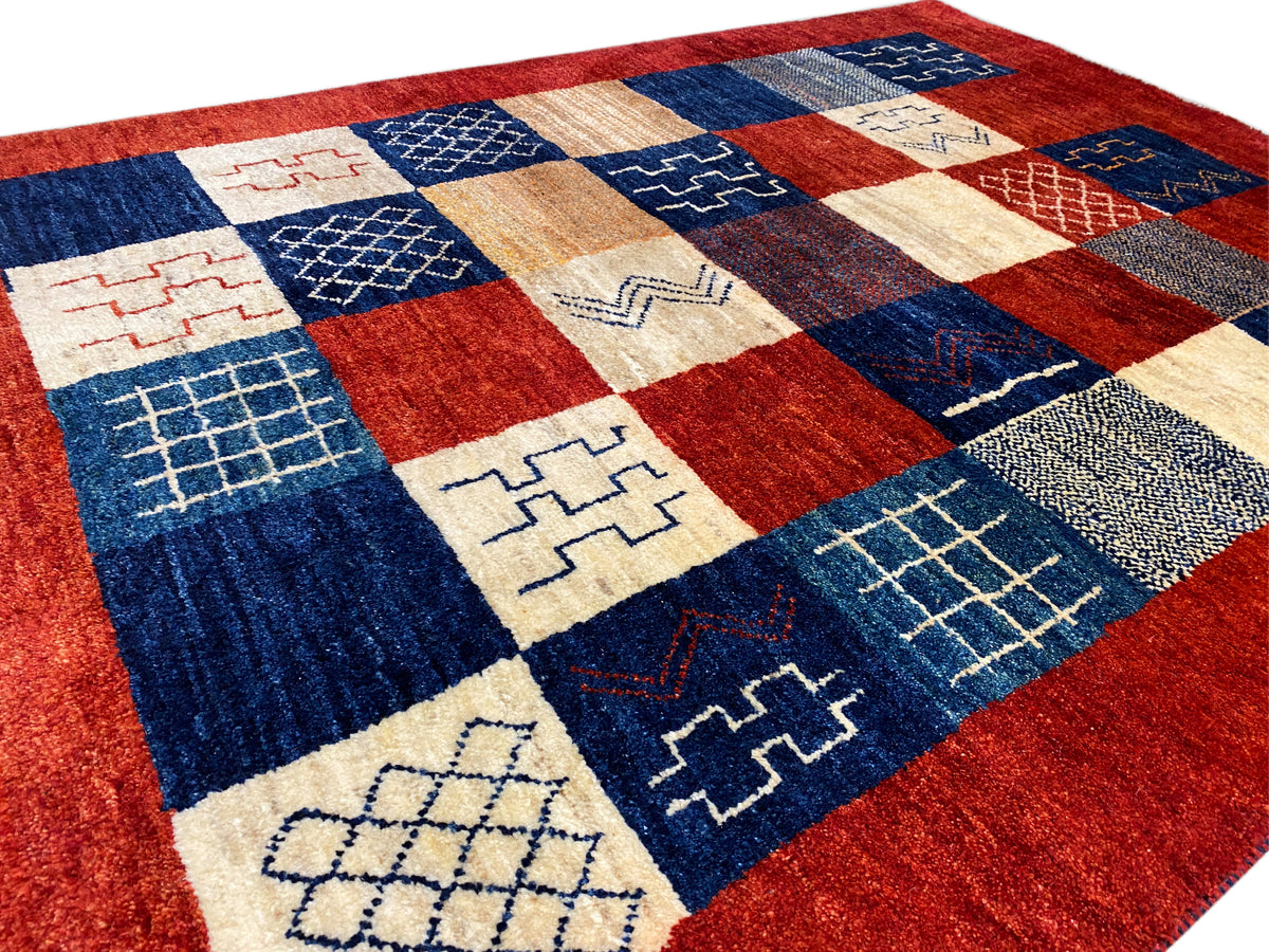 Gabbeh-Teppich (194x140 cm) Detailansicht: blau-rote Quadrate mit ornamentalen Linien