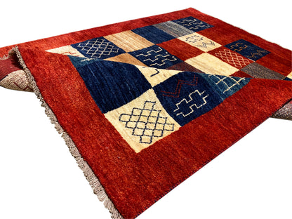 Gabbeh-Teppich (194x140 cm) Ecke mit Fransen, roter Rand und Patchwork-Muster in Blau/Creme