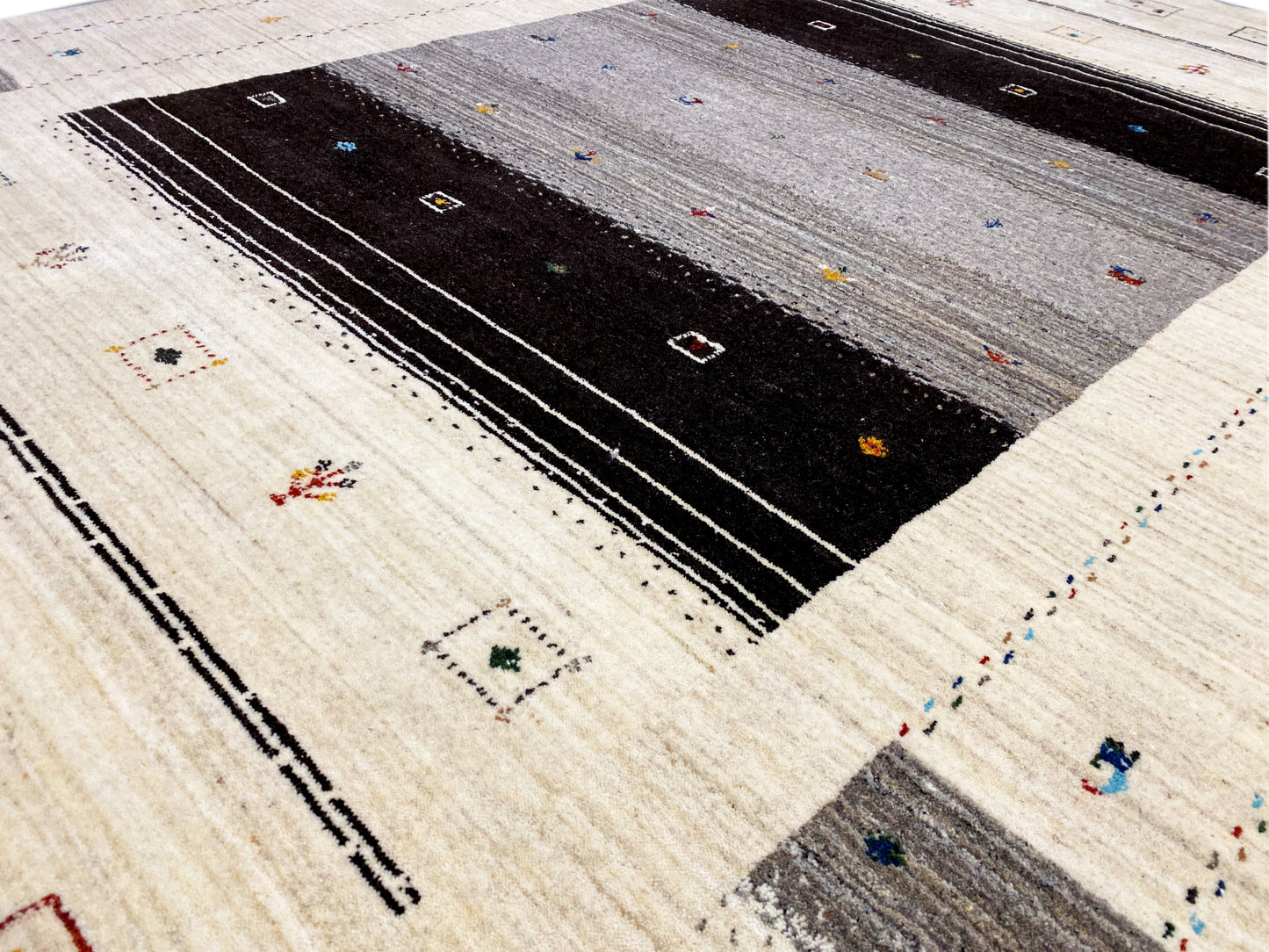 Loom Luri Rug - 240x176 cm