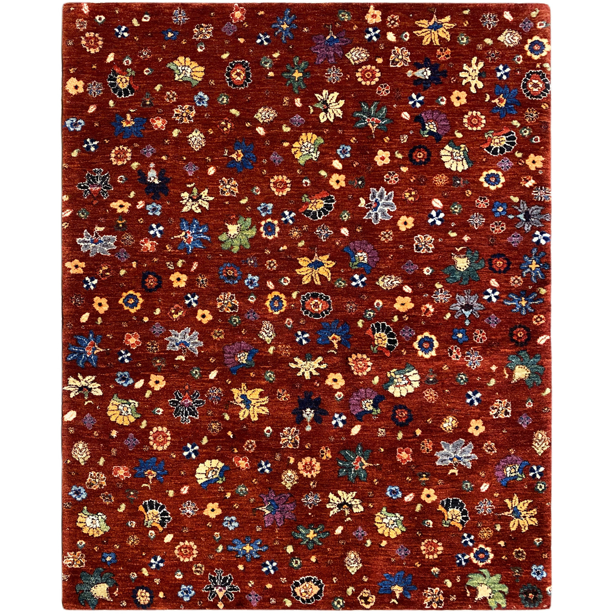 Teppich mit dunkel rötlich-braunem Grund und buntem Blumenmuster, rechteckig gesäumt.