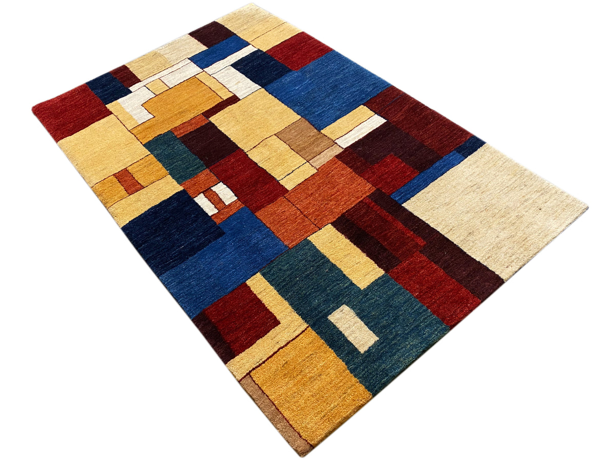Gabbeh-Luri-Teppich quadratförmig ausgerichtet: Patchworkmuster in Rot, Blau und Gelb-Beige.