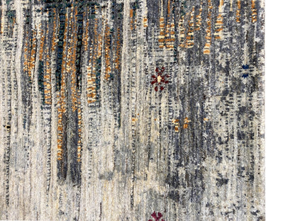 Gabbeh-Luri Teppich Nahansicht: hellgraues Flachgewebe mit orangefarbenen Linien und Flecken