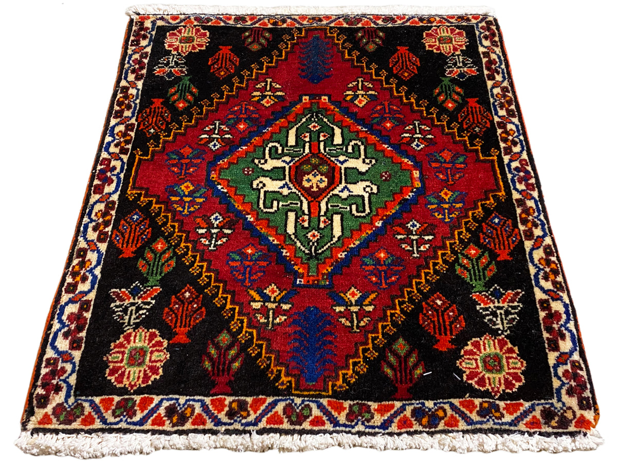 Poshti rug 56x56 cm in top view, black background with a red border pattern