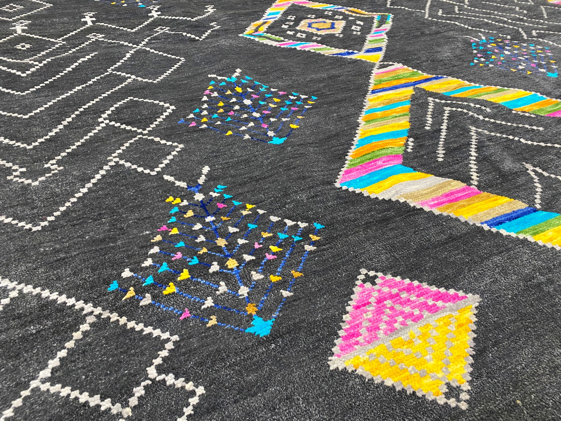 Designer Wohnzimmerteppich groß und handgeknüpft