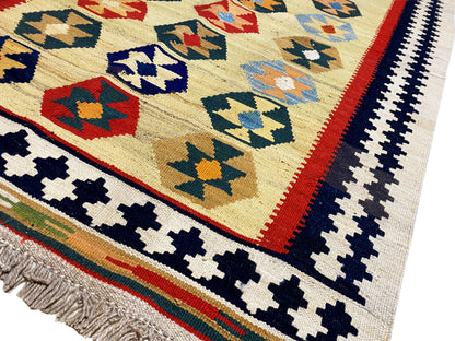 Traditioneller Qashqai Kelim Teppich mit symmetrischen Formen und Naturfarben