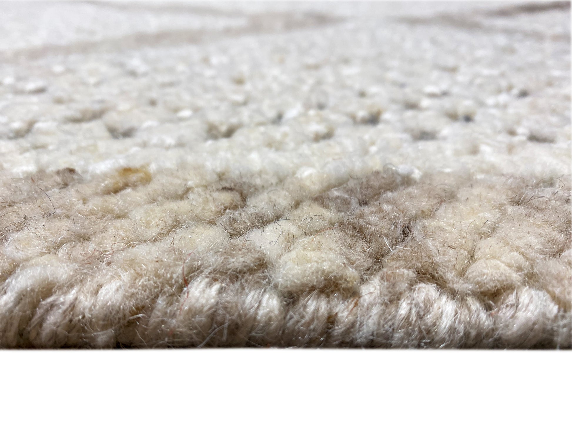 Neutraler Wollteppich im Berber Stil fürs Wohnzimmer