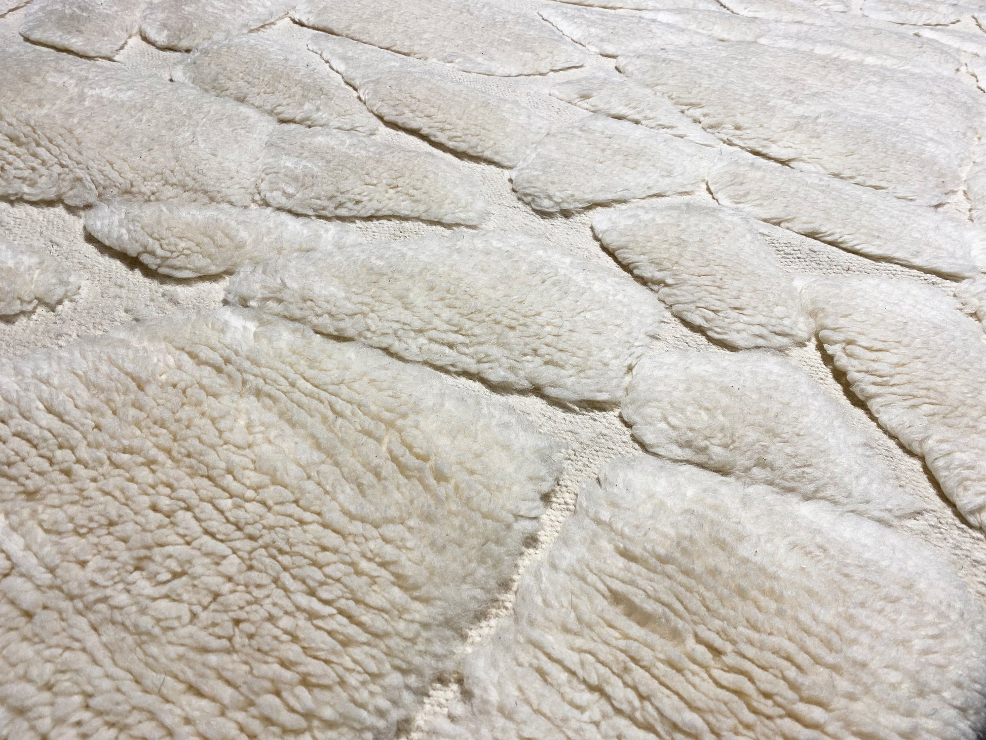 Großer Berberteppich in Creme mit organischem Design