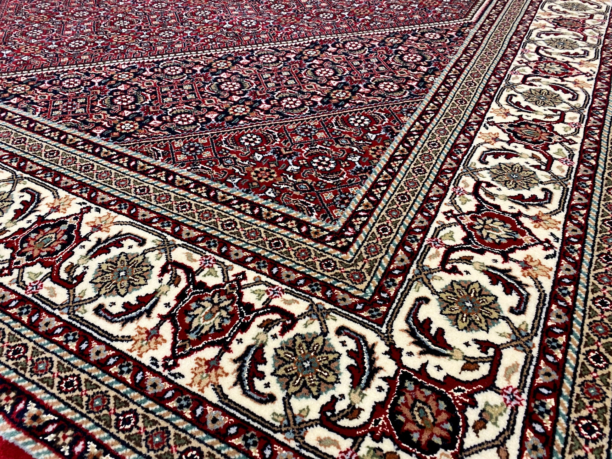 Großer roter handgeknüpfter Wollteppich mit traditionellem Muster